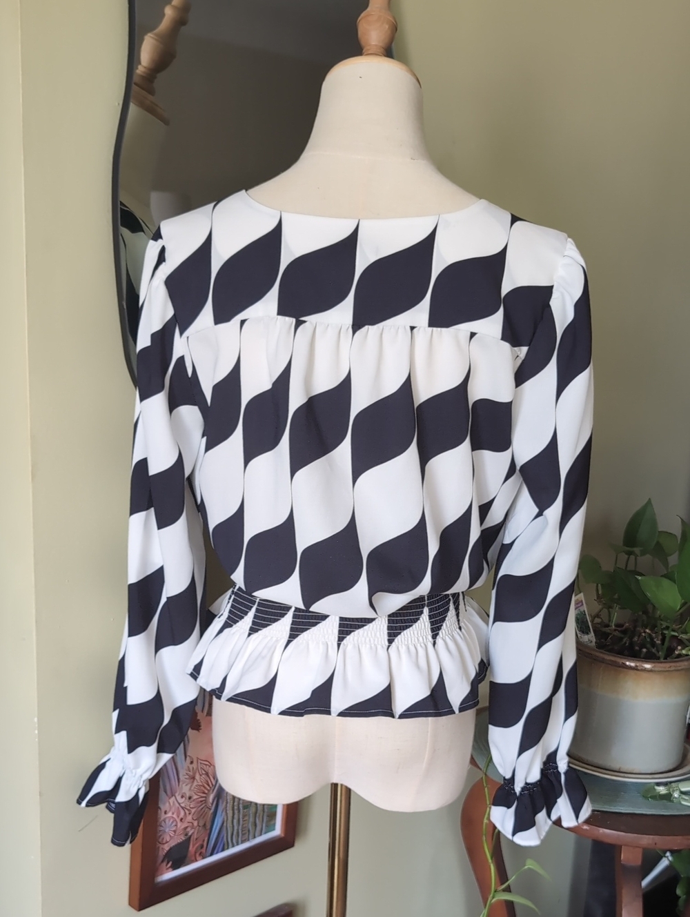 Ann Taylor Black & White Wave-Print Peplum Size Small Blouse - Picture 4 of 9
